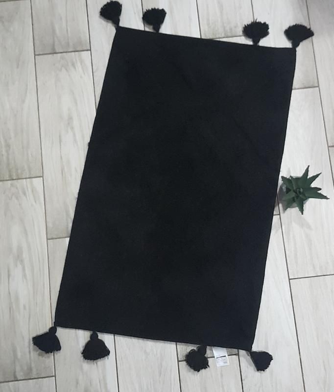 Стильный чёрный коврик для ванной с кисточками george