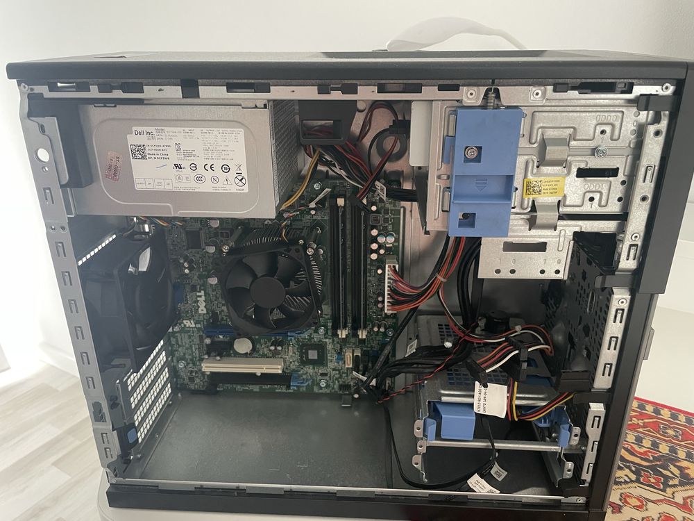 Komputer z monitorem