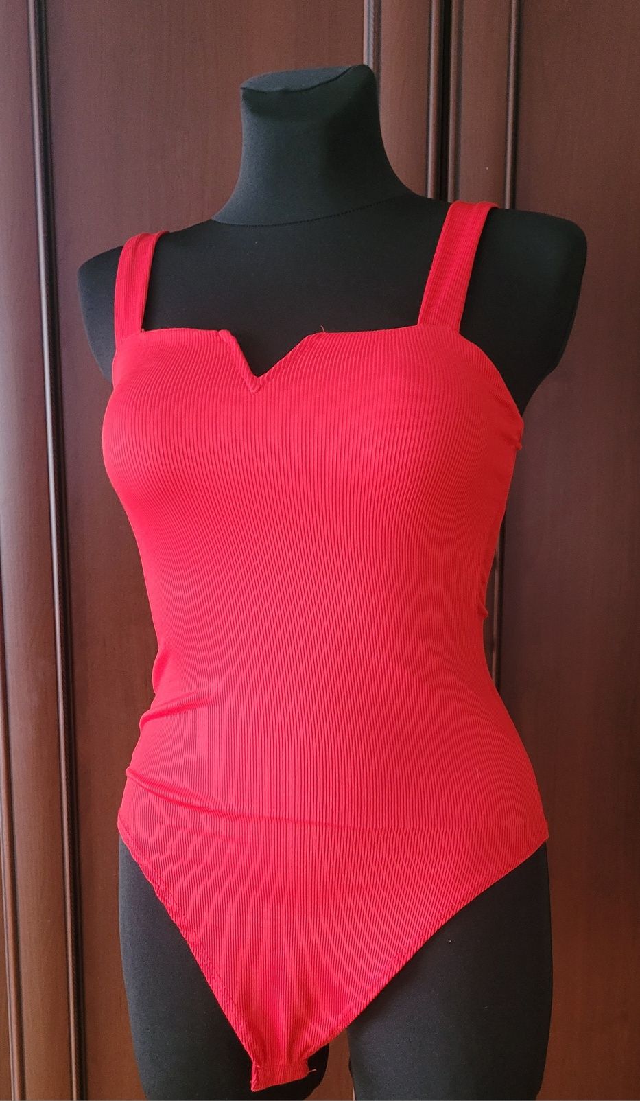 Czerwone body usztywniany dekolt