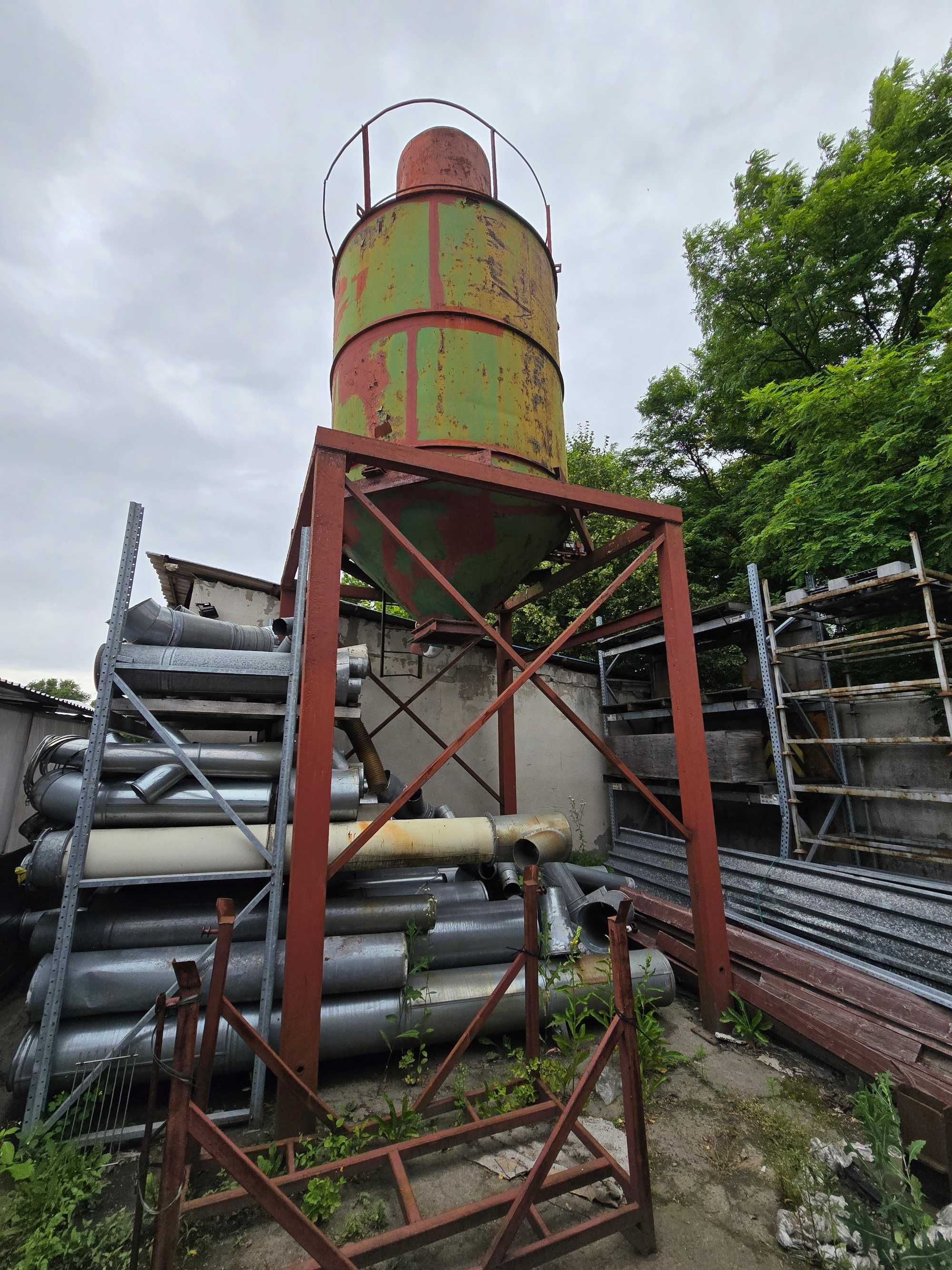 Silos na np. trociny, pył