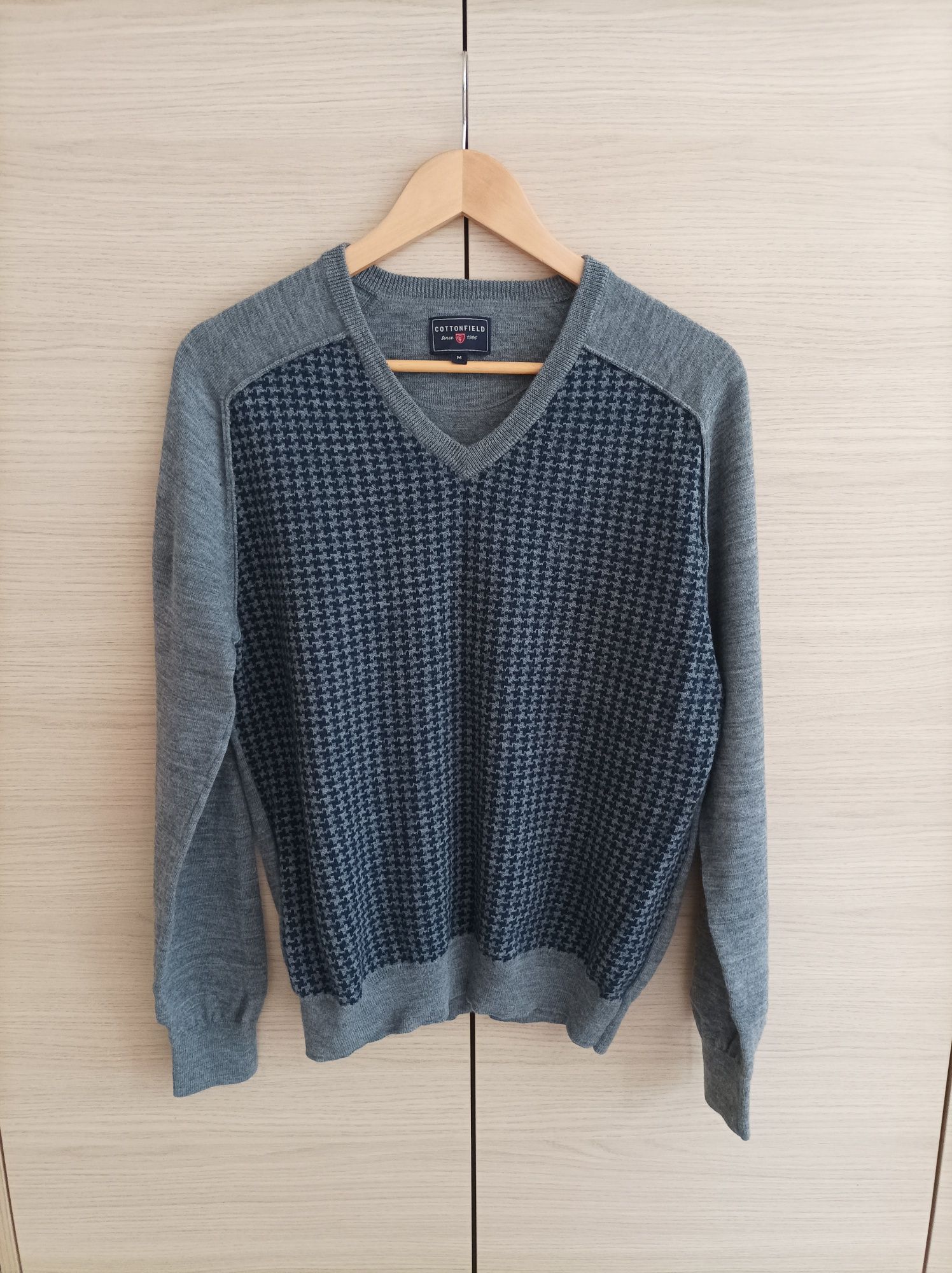 Nowy męski sweter w serek z wełny merino M