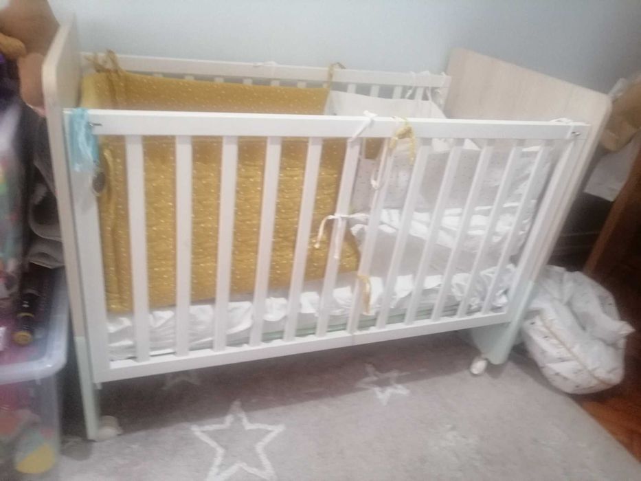 Cama de bebé com grades