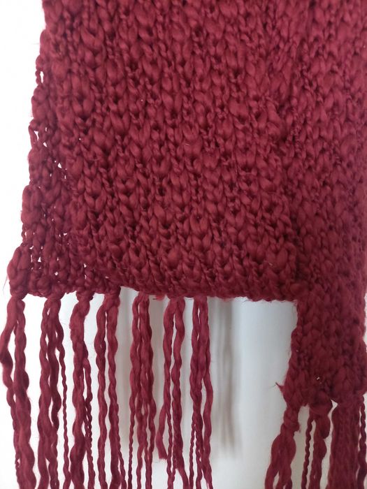 Długi bordowy szalik czerwony z frędzlami zima