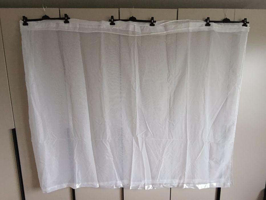 Firana z zasłonami i dekoracjami