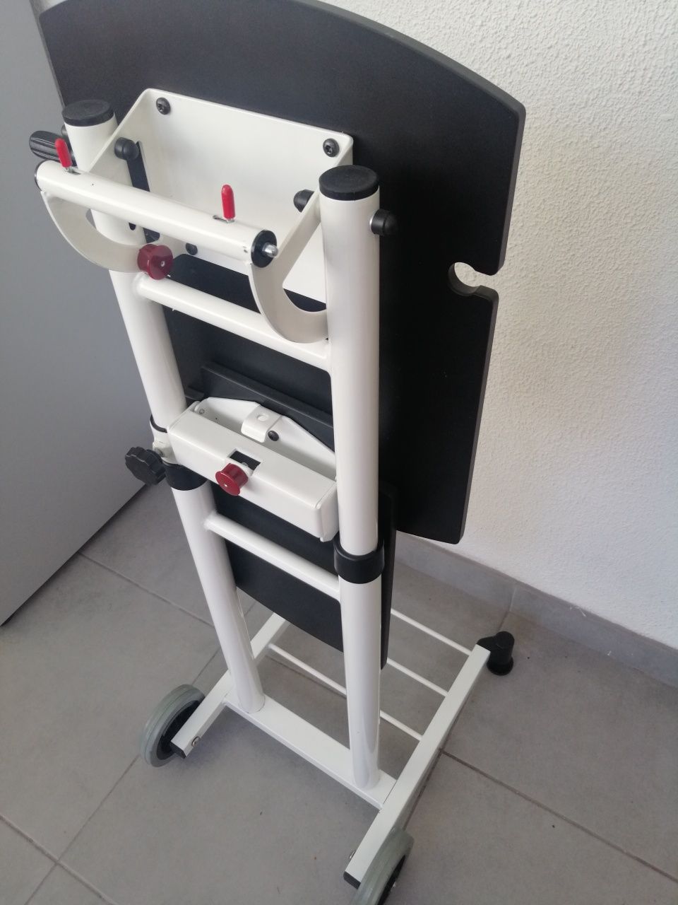 Mesa para PC e projetor ajustável