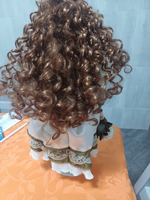 Uma boneca em porcelana