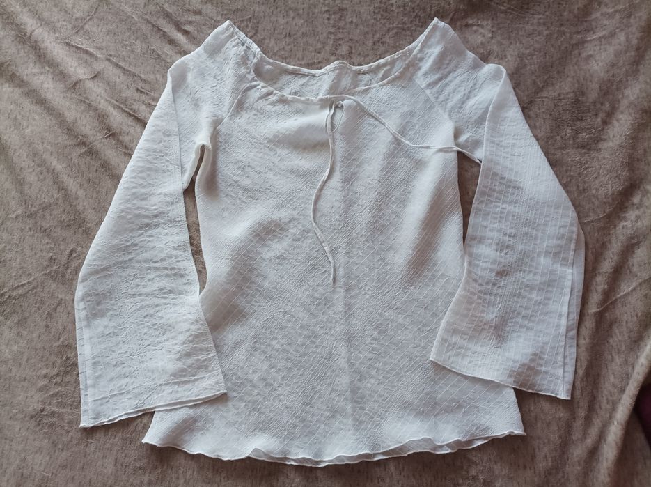 Biała bluzka z długim rękawem