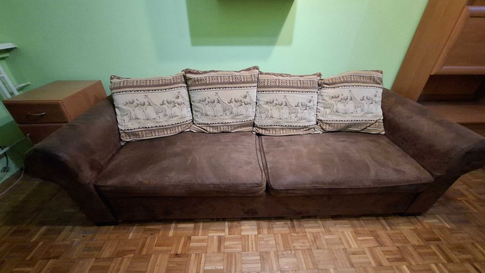 rozkładana sofa ze wzorzystymi poduszkami