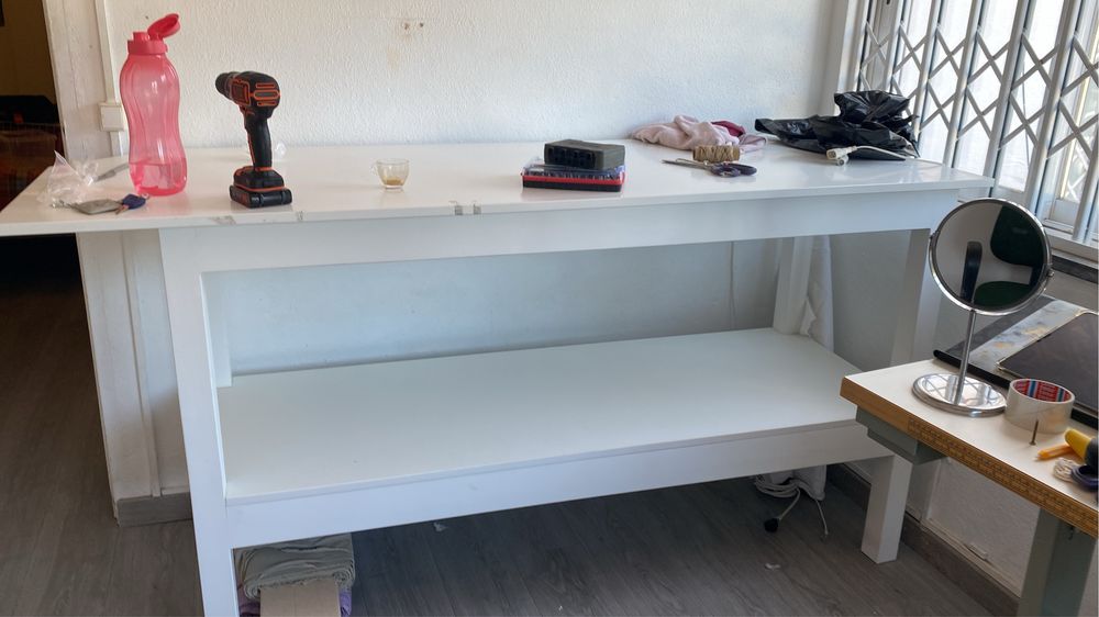 Mesa de trabalho alta