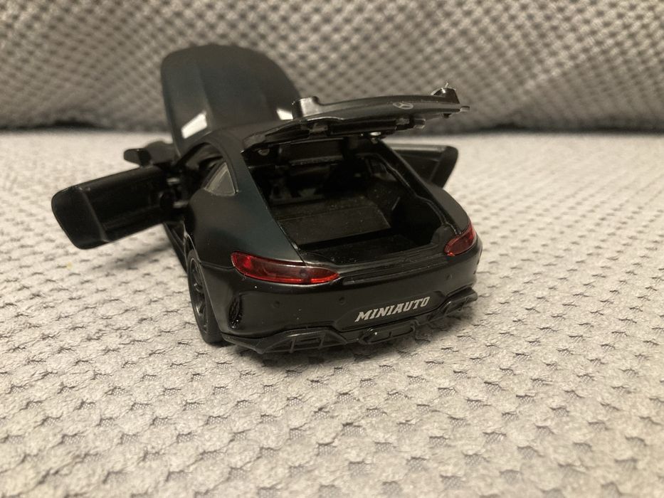 Машина металева Mercedes 1:64