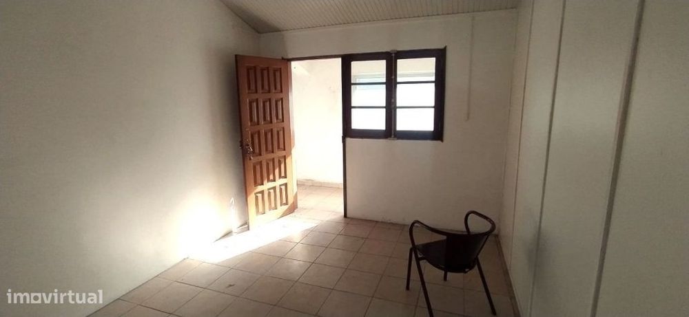 Armazém com luz natural (11 m2)