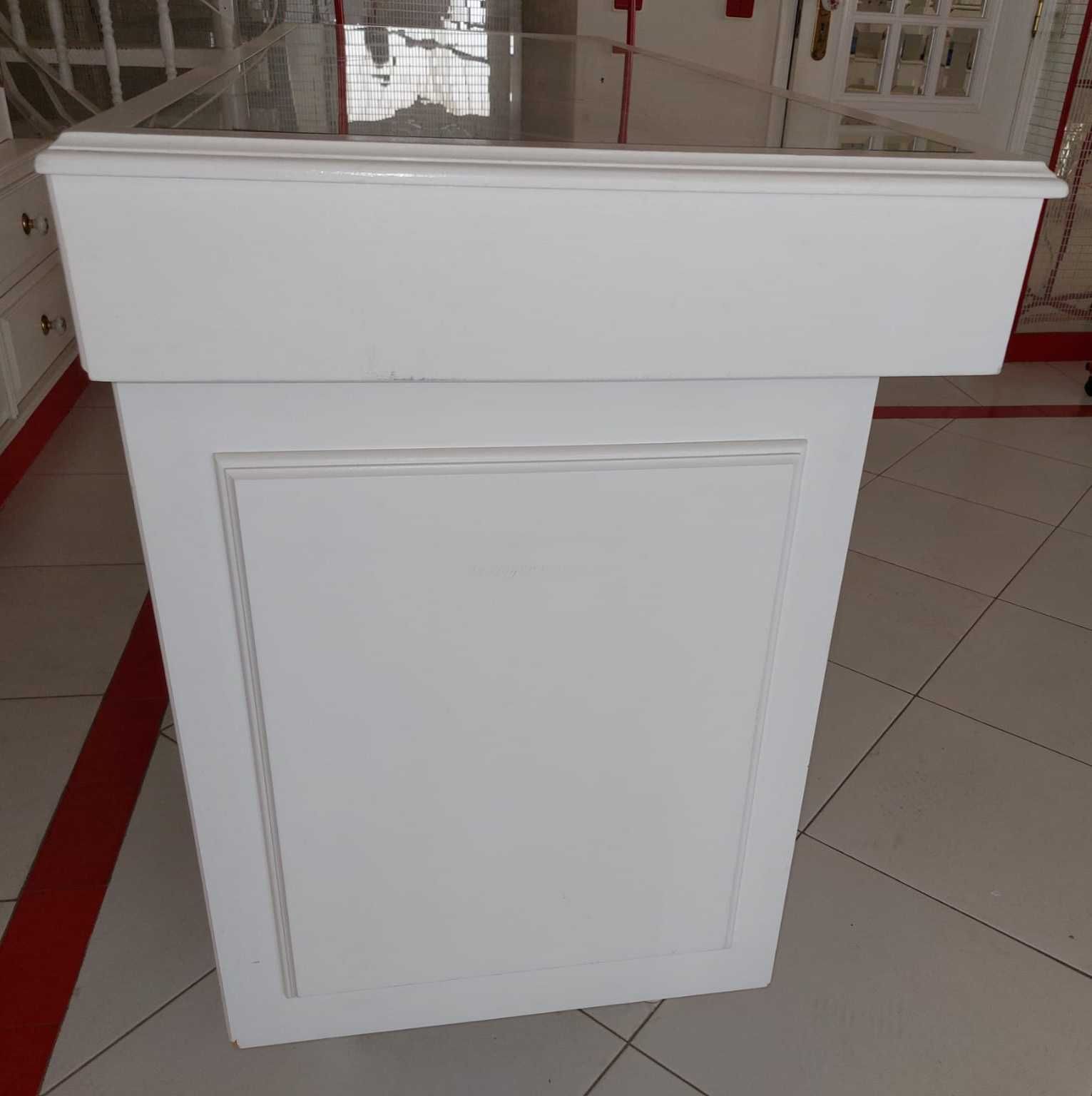 Balcão de loja comércio ou aparador de sala