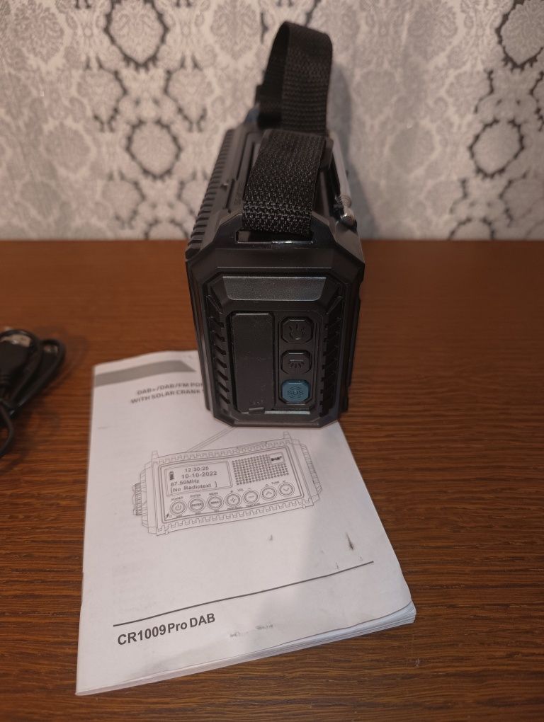 Przenośne radio z panelem słonecznym