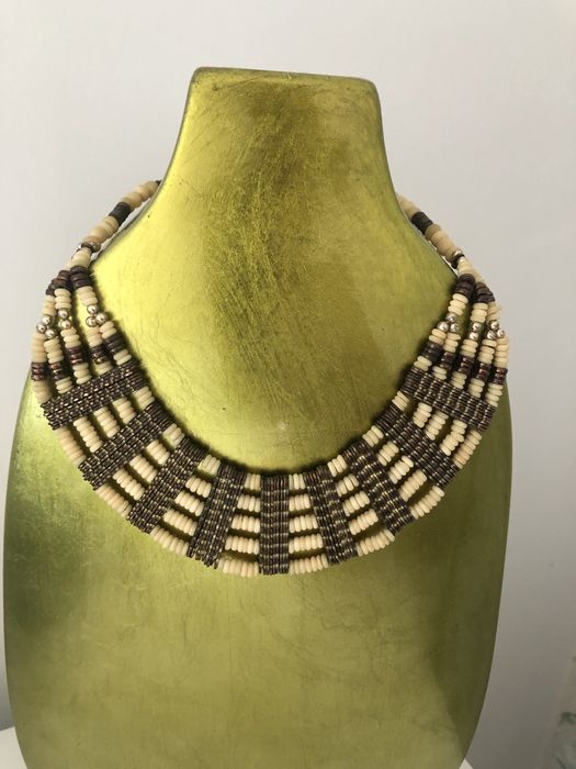 Colar dourado e bege