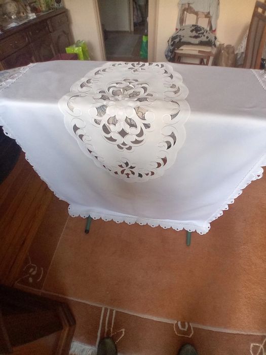 Obrus z haftem richerieu