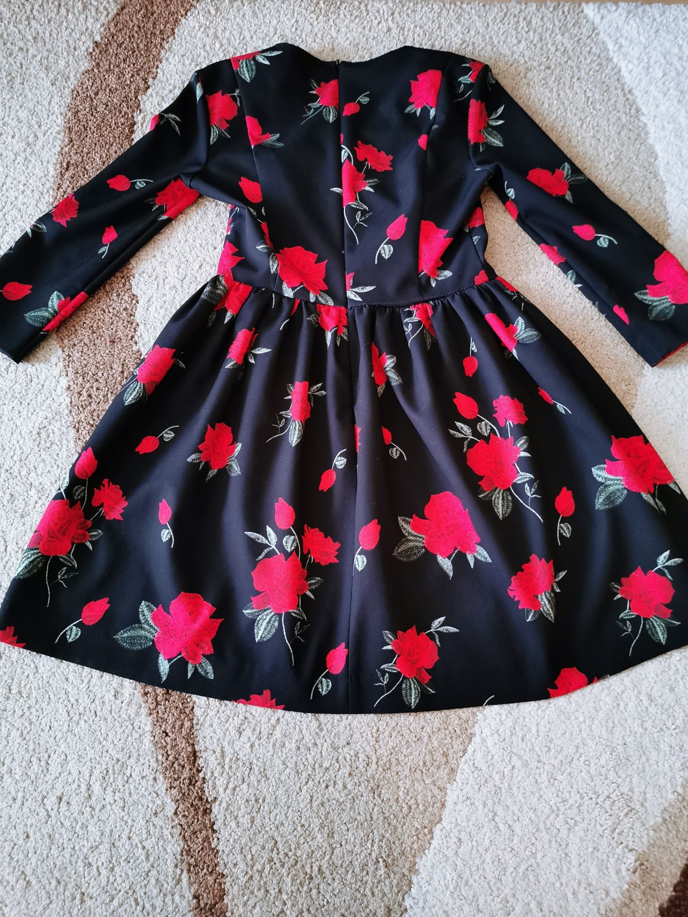 Sukienka w róże marki Mohito rozmiar 34