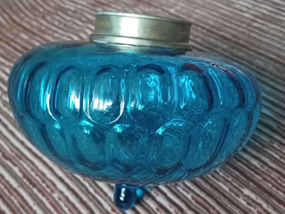 Piękny stary zbiornik do lampy naftowej.