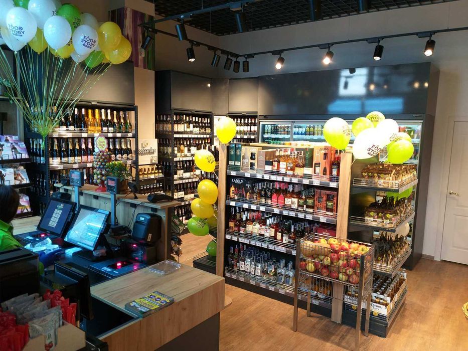 Торгове обладнання для магазину в наявності графітового кольору полиці