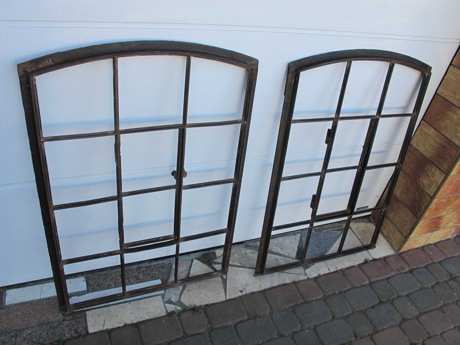 Okna okienka żeliwne