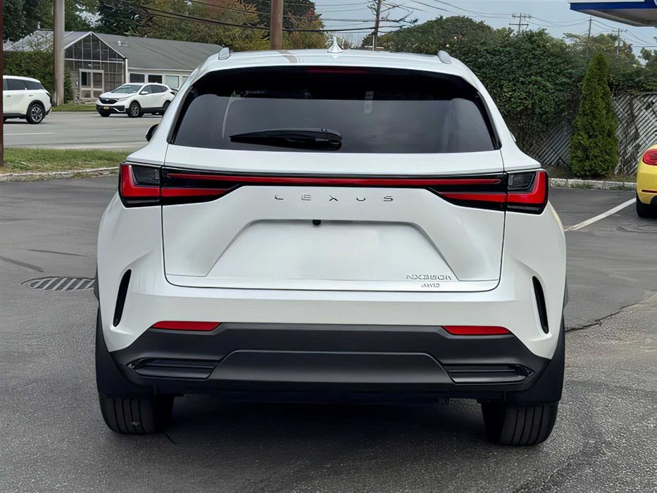 Lexus NX      2022