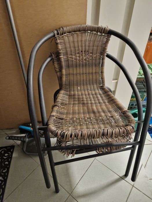 Krzesła stelaż proszkowany 2 sztuki.