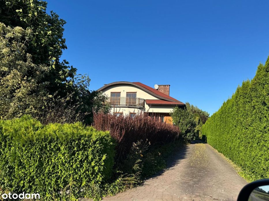 Nowoczesny dom z użytkowym poddaszem i piwnicą