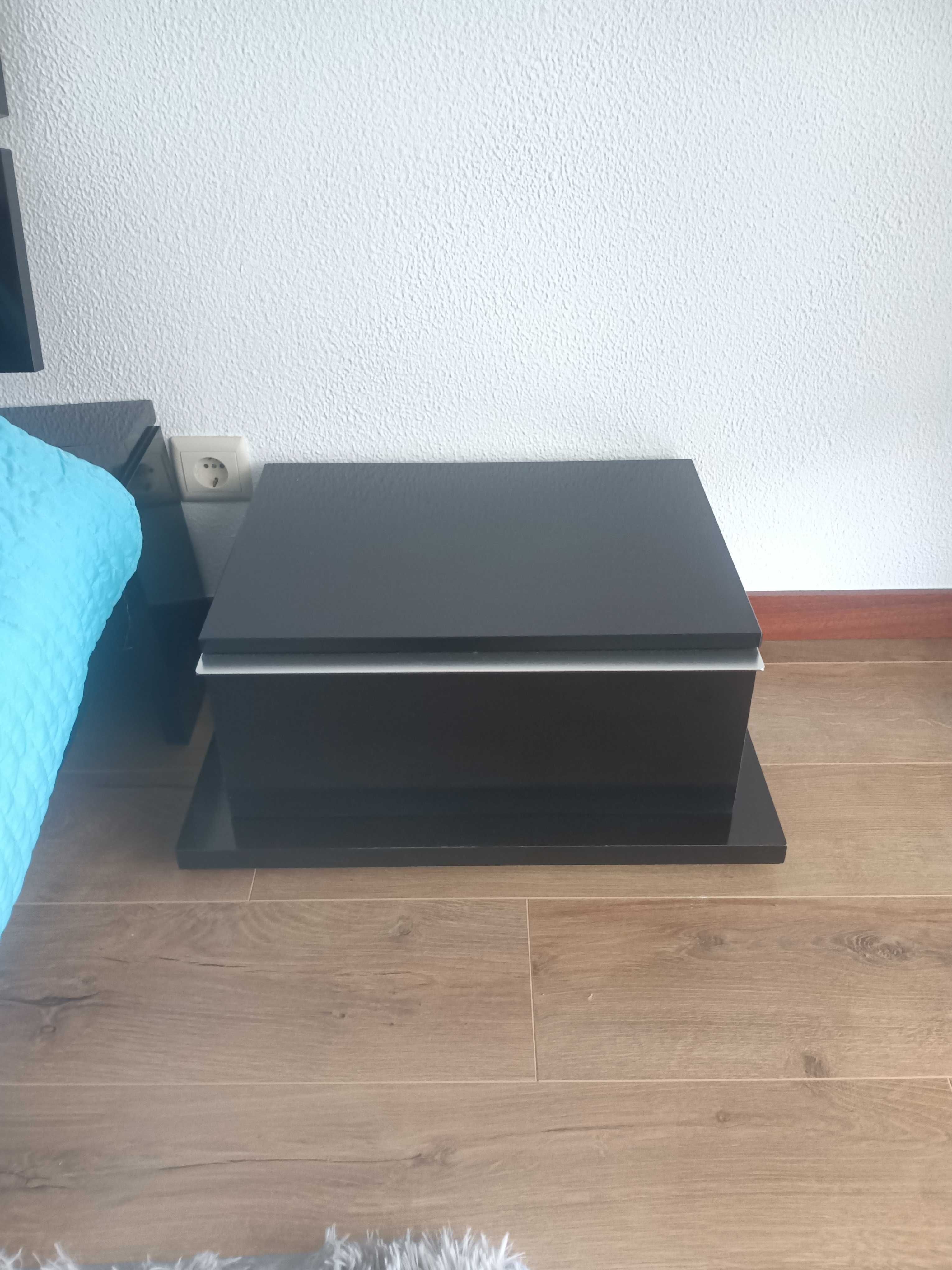 Cama de casal+estrado+colchão+mesinhas de cabeceira