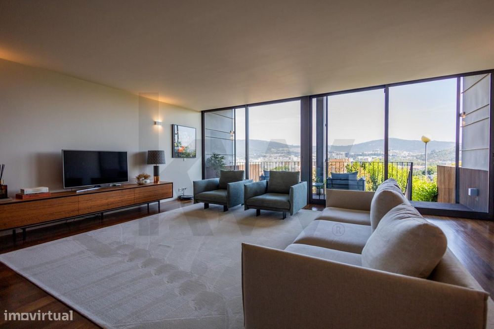 Moradia T5 com Piscina e Vista Panorâmica no Centro Histórico de Braga
