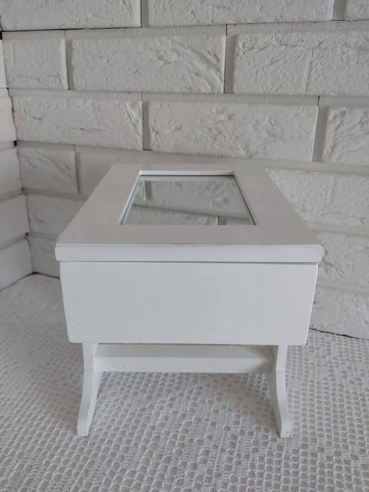 Szafka na biżuterię.