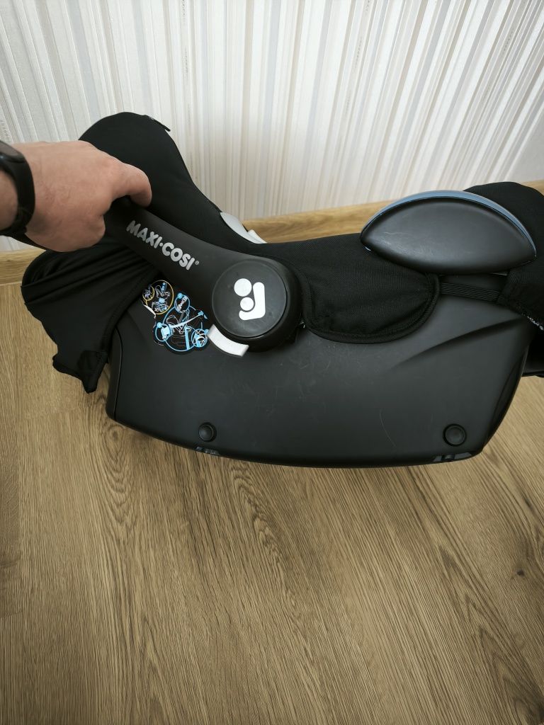 Автокресло Maxi-Cosi CabrioFix Black Reflection