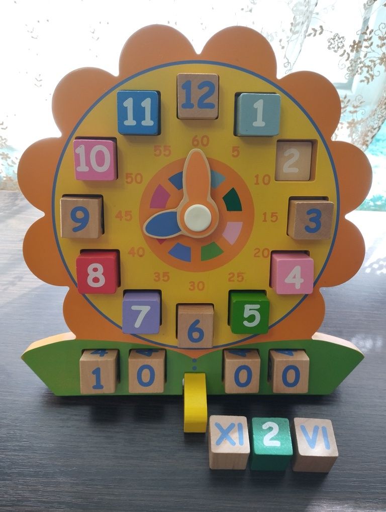 Деревянные обучающие часы с кубиками  для детей.