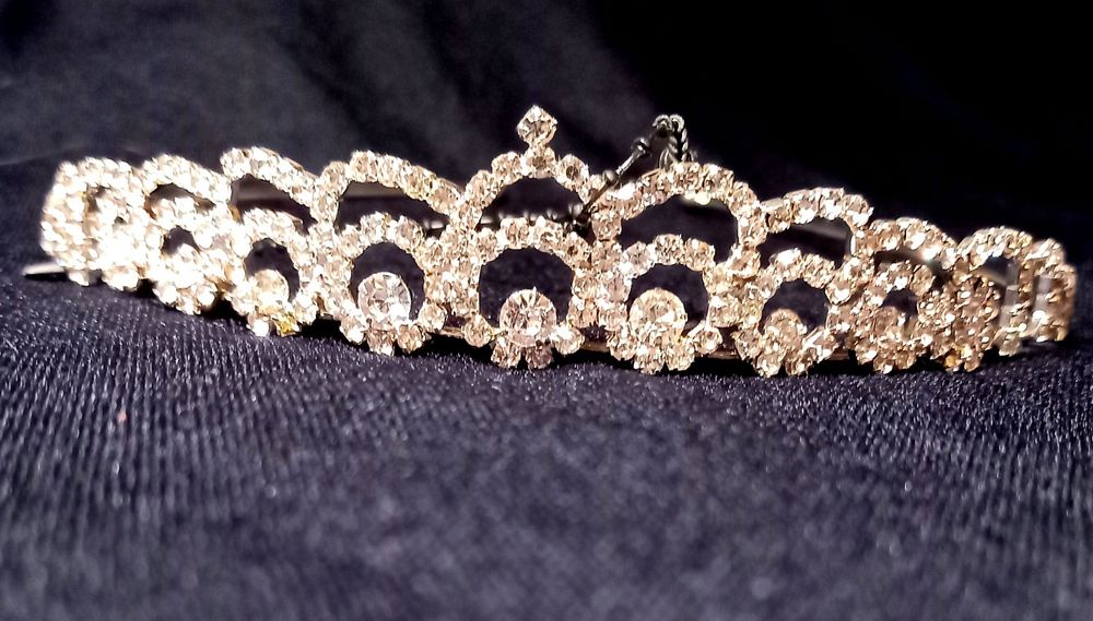 Гребінці  та діадеми у зачіску