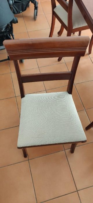 Mesa e 6 cadeiras de madeira maciça