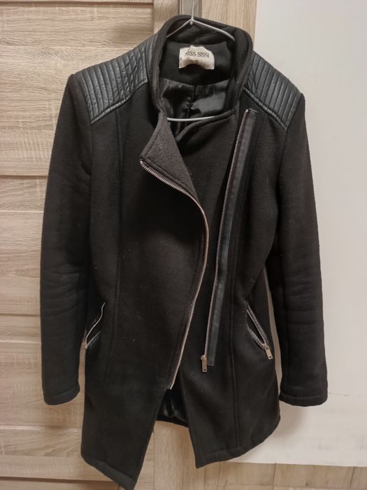 Damski czarny płaszcz zasuwany na suwak w rozmiarze S