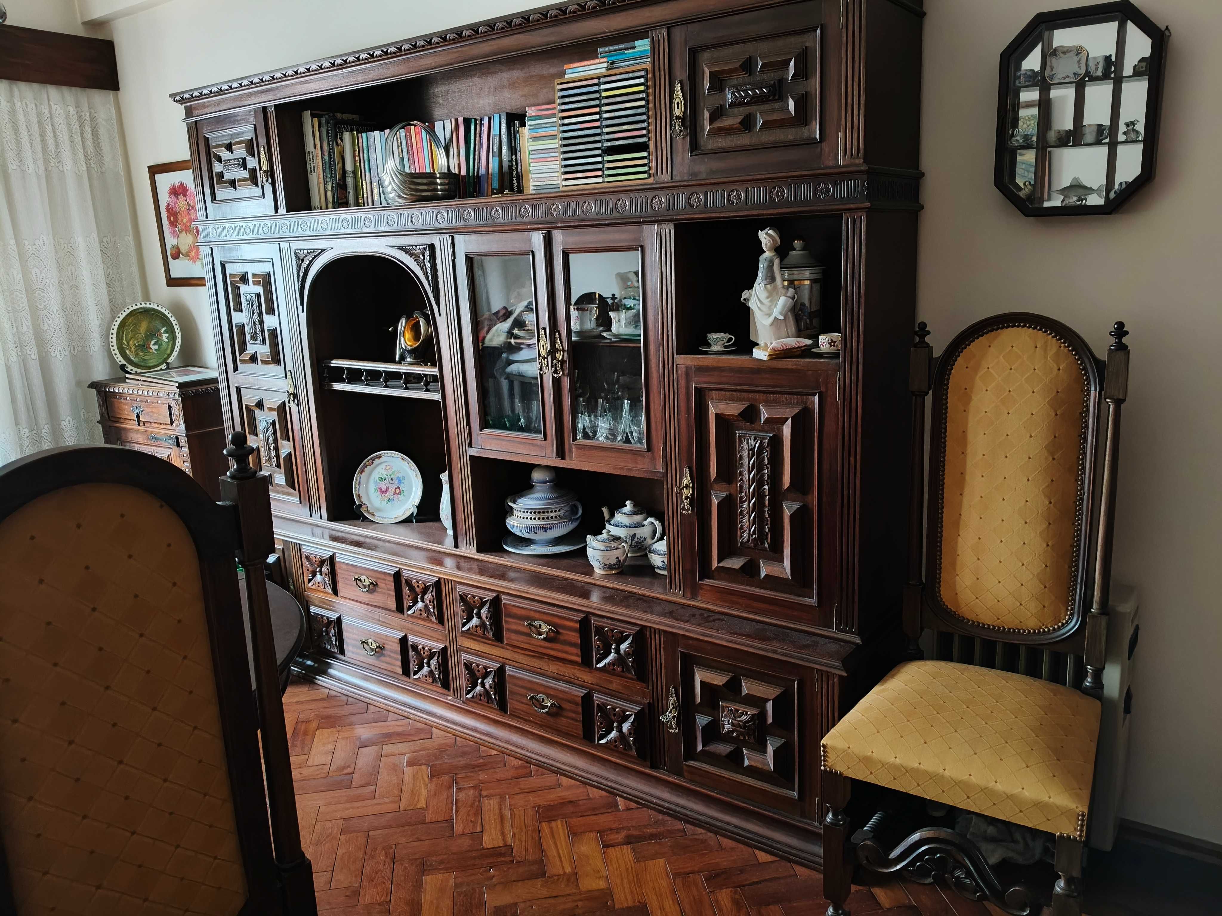 Movel de sala de jantar antigo
