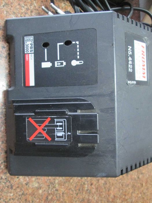 Carregador e 3 baterias para máquina de cintar FROMM USADO