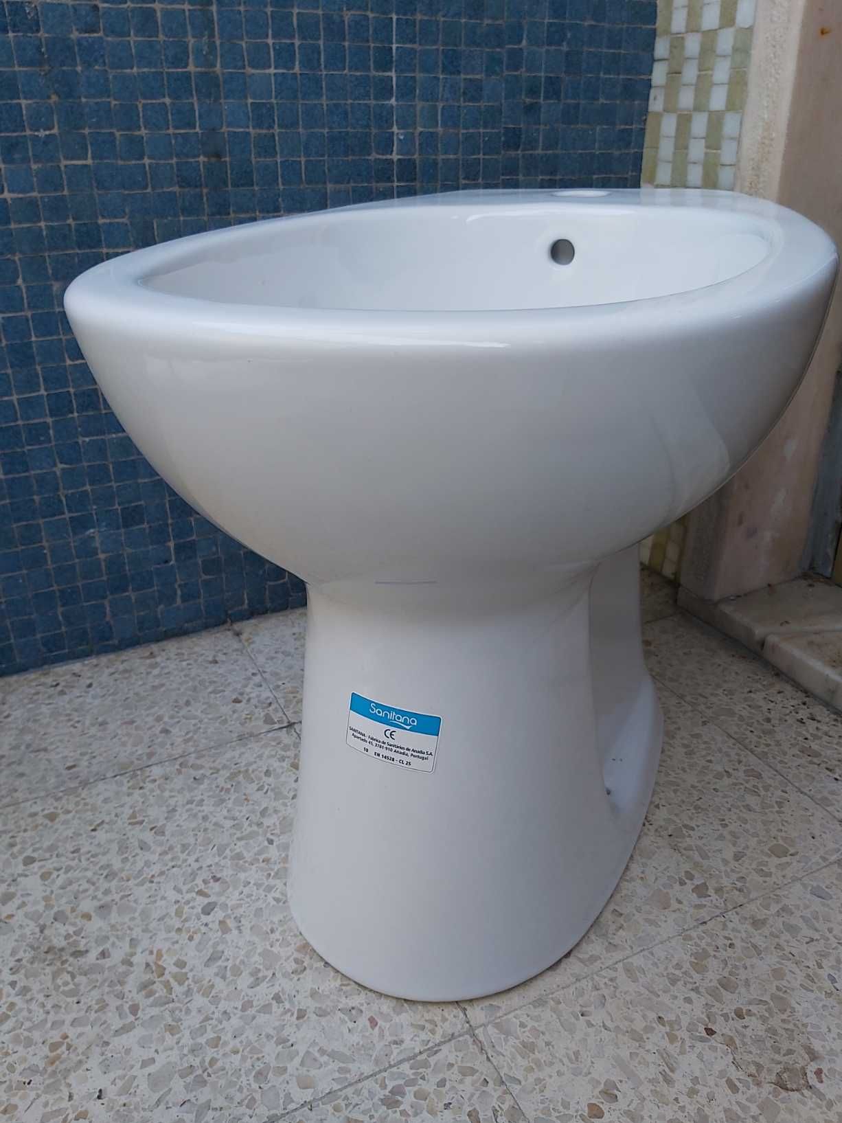 Bidé da marca Sanitana, modelo Munique na cor branco, novo a estrear