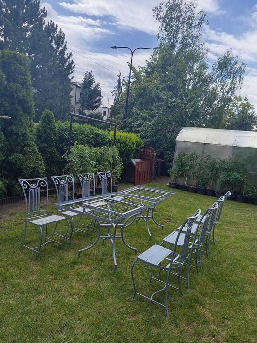 Metalowe krzesła i stoły ogrodowe - komplet