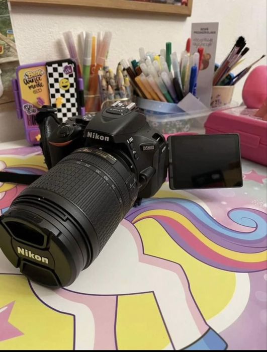 Sprzedam NIKON D5600 maly przebieg+ NIKKOR DX VR 18-140mm.