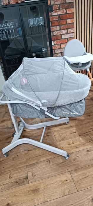 Łóżeczko jeżdżące z funkcją krzesełka do karmienia