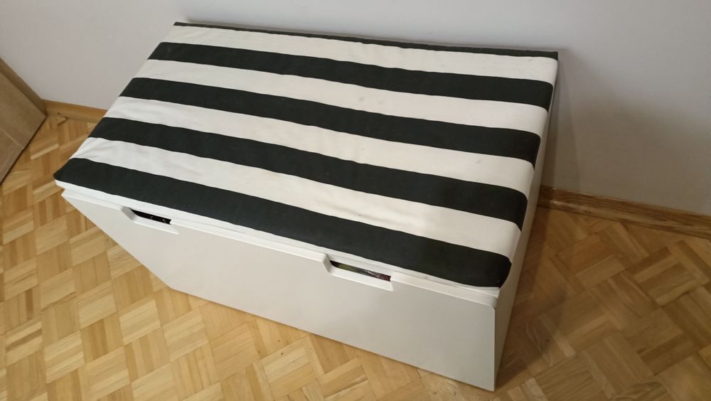 Szafka z funkcją siedziska.