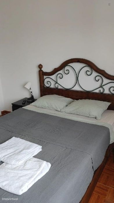 599864 - Quarto com cama de casal em...