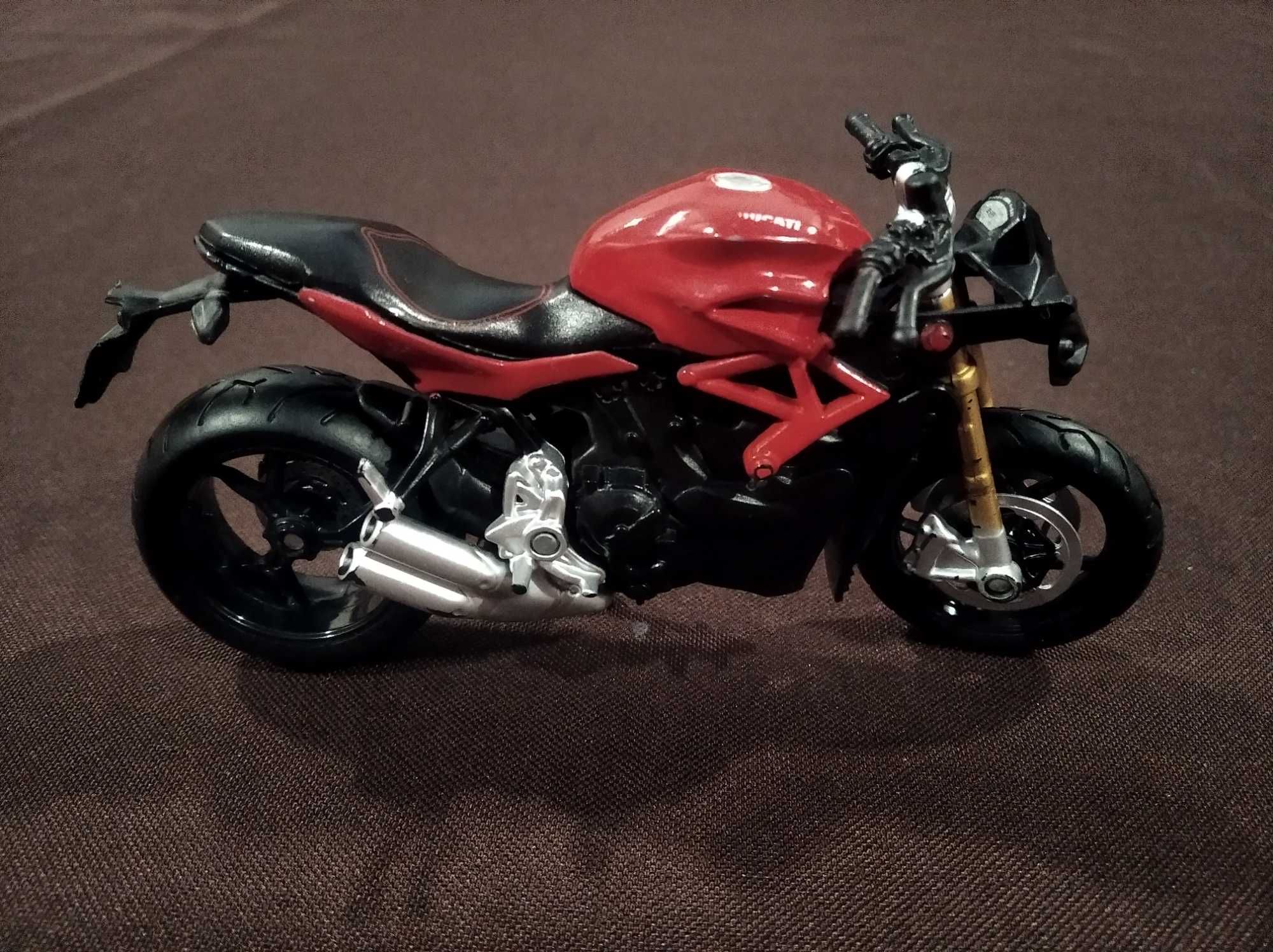 Brinquedos: moto, carros e camiões