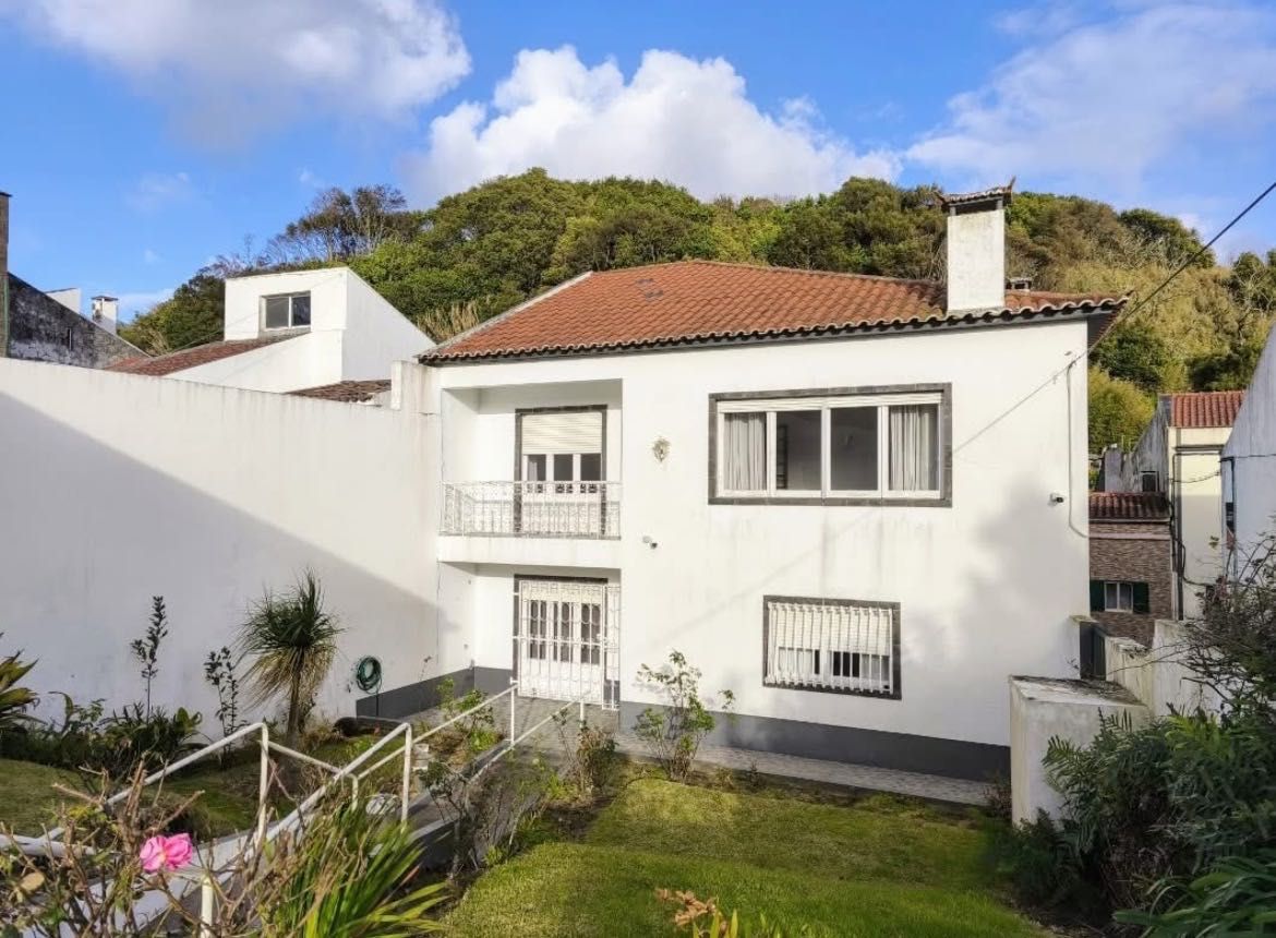 t5 com Três garagens que podem ser transformadas em  3 apartamentos!