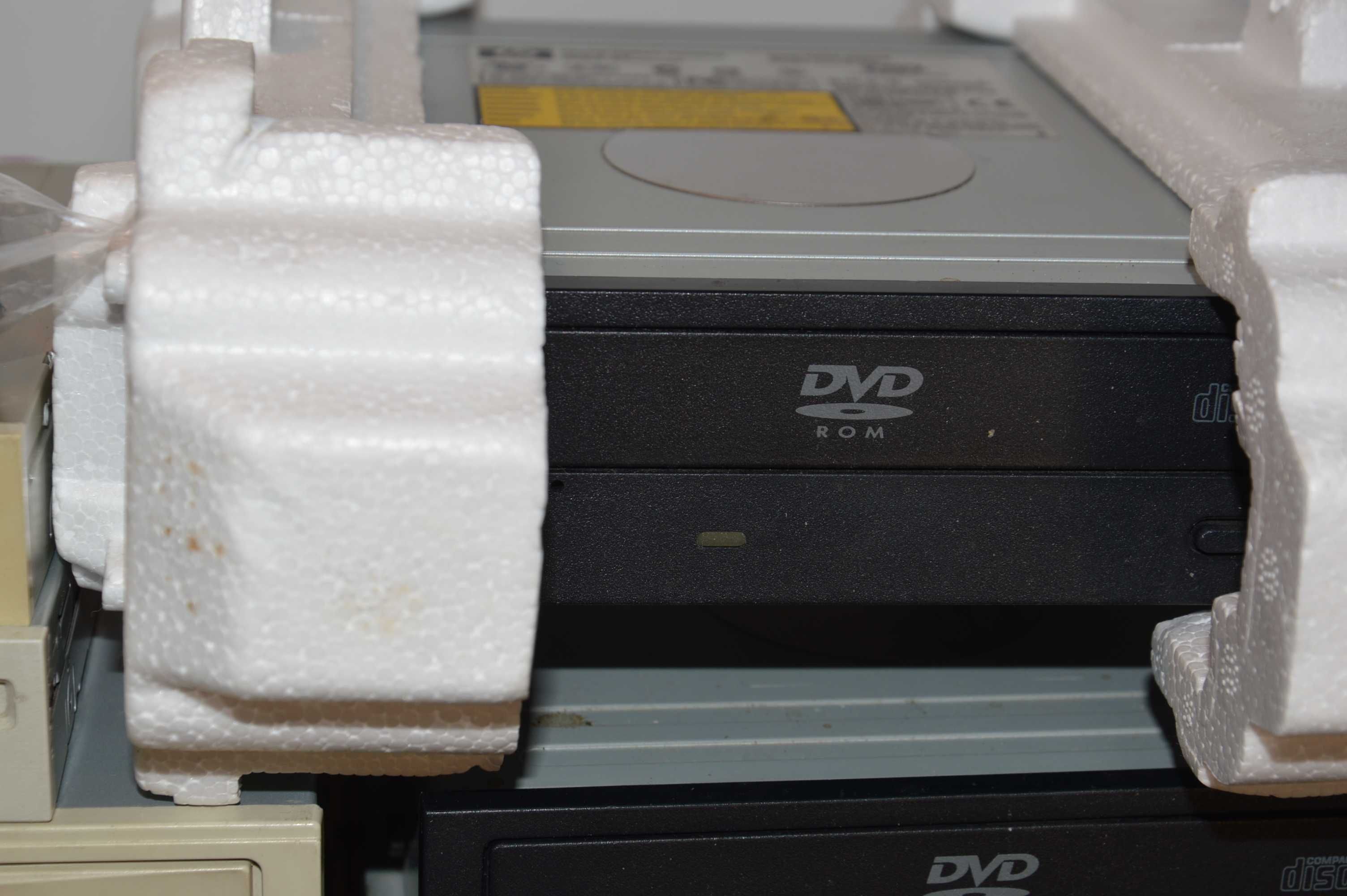 Zestaw  CD ROMY DVD  stacje FDD dyskietek taśmy konektory.