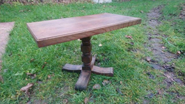 Drewniany stolik obrotowy.