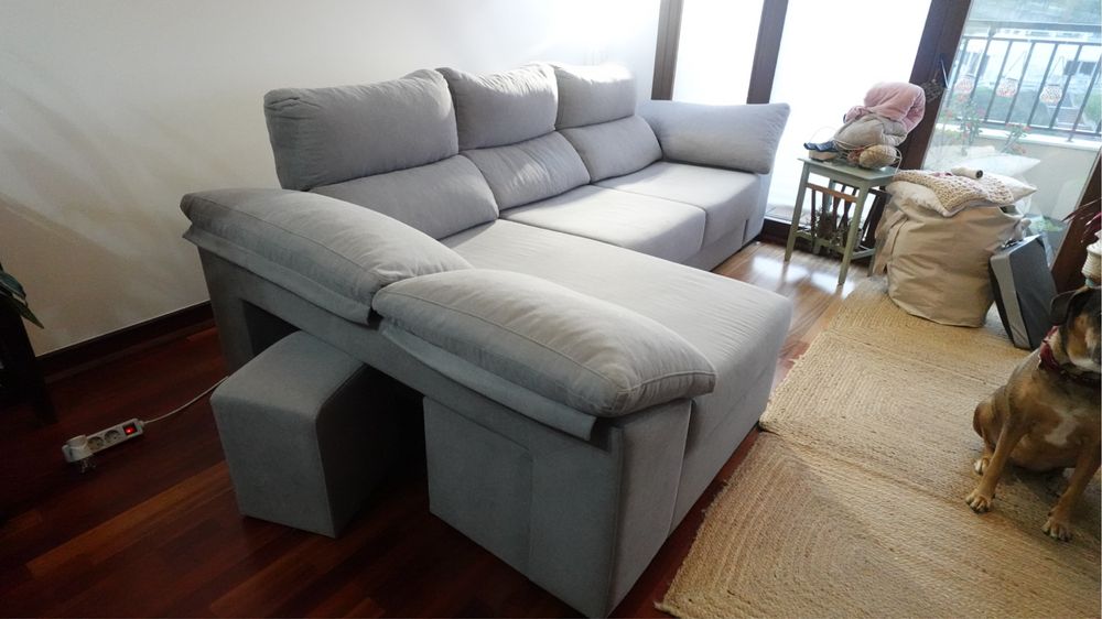 Sofa cinzento com 3 puffs e chaiselong