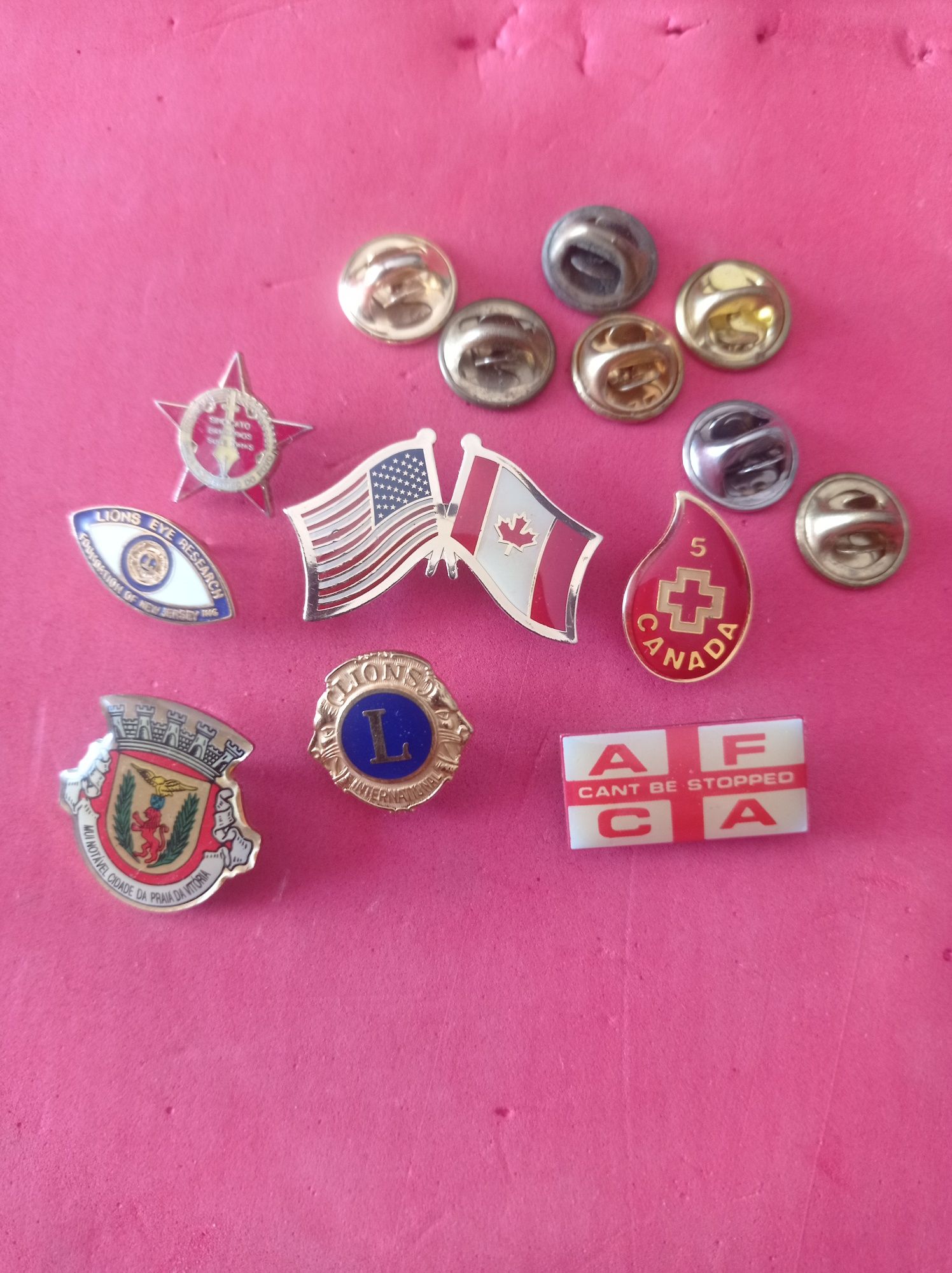 Pins variados com um raro