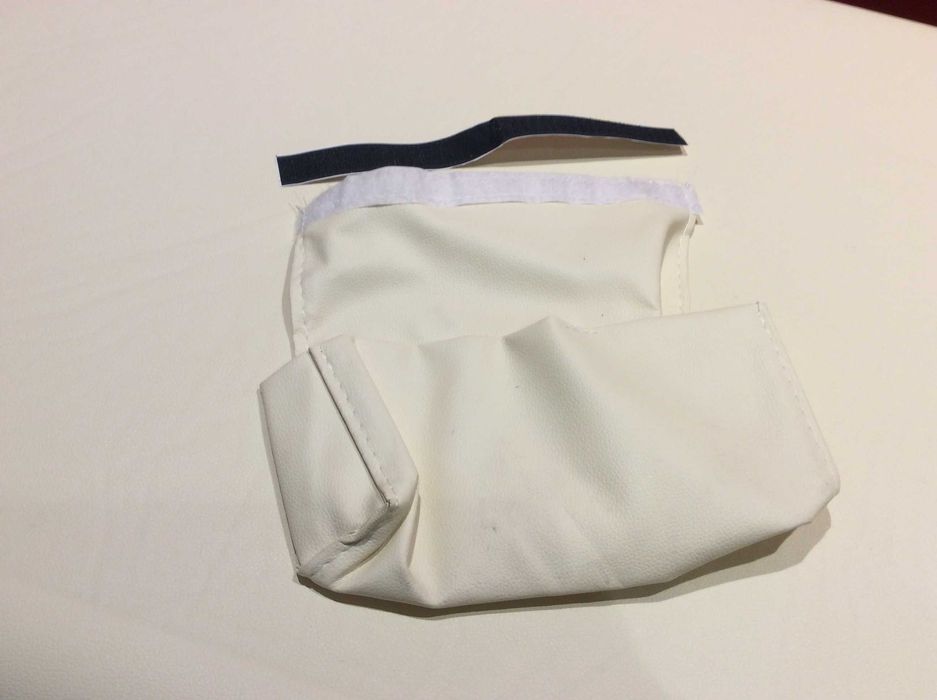 Łóżko do masażu kompletne w pokrowcu.