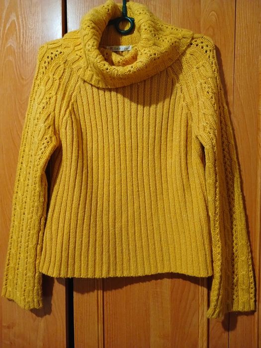 Яскравий светр з люрексовою ниткою